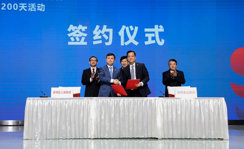 调整大小 刘总代表集团签约.jpg 调整大小 刘总代表集团签约.jpg