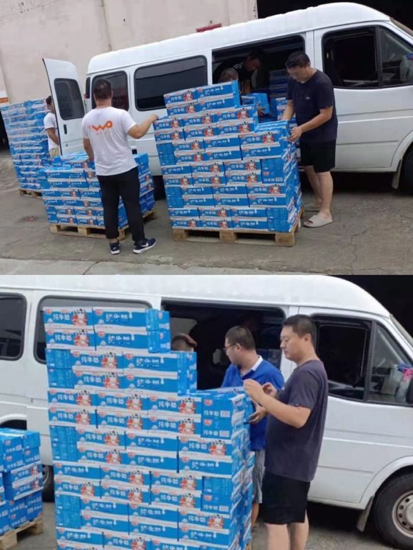 调整大小 光明乳业首批救灾物资驰援河南2.jpg